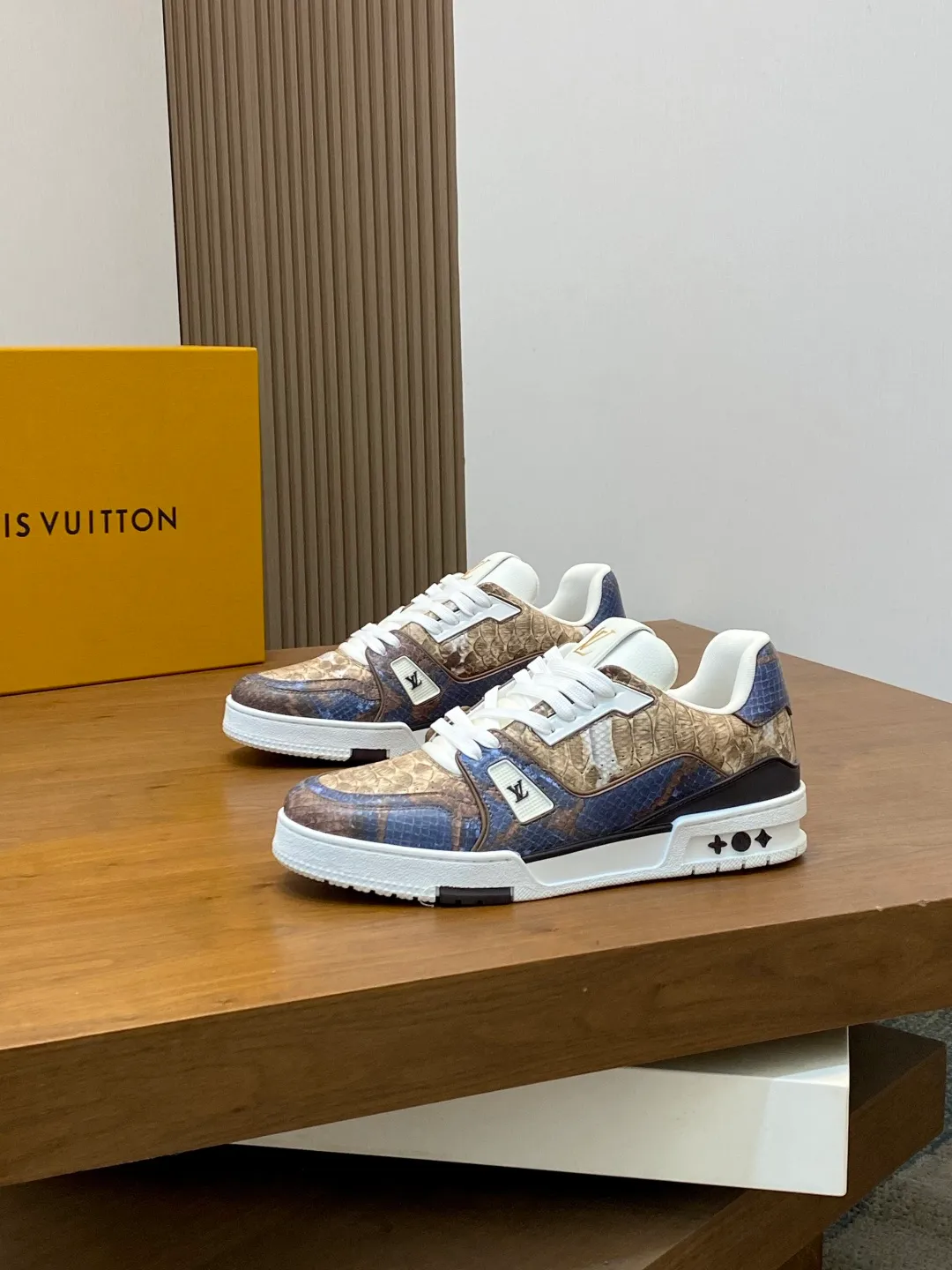 Men's shoes 💰900 LV TRAINER python pattern sneakers for men are shipped. The early version of the LV Vuitton World official website is made of gorgeous python patterns stitched together in different parts. The creative inspiration drawn from retro basketball shoes continues the classic style and incorporates colorful natural patterns to create this new sneaker. The side is decorated with the Vuitton logo, the tongue and heel are decorated with LV letters, and the classic rubber outsole is decorated with Monogram flowers. Needless to say, the comfort of Lujia's shoes is very masculine! Completely packaged! Size: 39-40-41-42-43-44 standard leather shoe size (38/45/46 can be customized and does not support returns or exchanges)
